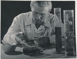 Cca 1930 Dulovits Jen? (1903-1972): Kémia órán, Jelzés Nélküli Vintage Fotóm?vészeti Alkotás, 11,5x14,5 Cm - Andere & Zonder Classificatie
