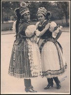 Cca 1930 Kallós Oszkár (1874-1955) Városligeti Felvétele Népviseletbe öltözött Hölgyekr?l, Pecséttel Jelzett Vintage Fot - Sonstige & Ohne Zuordnung