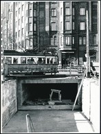 Cca 1963 Budapest, Astoria Aluljáró építése és A 42-es Villamos, Vintage Fotó, 24x18 Cm - Andere & Zonder Classificatie