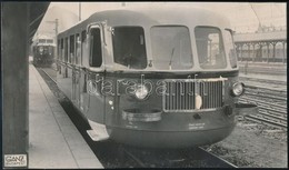 Cca 1940 Ganz Motorvonat Eredeti Fotója, Kis Sérüléssel / Vintage Locomotive Photo With A Slight Damage.28x16 Cm - Andere & Zonder Classificatie