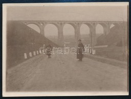 Cca 1910-1920 Német Katona, Háttérben Viadukttal, Fotó, 9×12 Cm - Andere & Zonder Classificatie