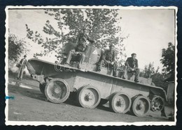 1942 Magyar Repül?sök Egy Kil?tt T26-os Szovjet Tank Tetején Kolomeában, Ukrajnában, Hátoldalon Feliratozva, 6x8,5 Cm - Sonstige & Ohne Zuordnung