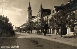 ** T2 Beszterce, Bistritz, Bistrita; Utcakép Templommal / Street View With Church. Photo - Zonder Classificatie