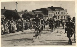 T2/T3 1938 Ipolyság, Sahy; Bevonulás Kerékpáros Osztaggal / Entry Of The Hungarian Troops With Soldiers From The  Bicycl - Non Classificati