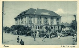 ** T2 Losonc, Lucenec; Y.M.C.A. épület, Hirdet?oszlop Automobilokkalo / I.M.C.A Building, Advertising Column With Automo - Zonder Classificatie