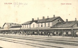 * T2/T3 Zólyom, Zvolen; Vasútállomás. Jeranek Sándor Kiadása / Railway Station (EK) - Zonder Classificatie