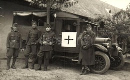 * T2 ~1940 Magyar Vöröskeresztes Automobil Katonákkal  / Hungarian Red Cross Automobile With Soldiers. Fekete László Pho - Ohne Zuordnung