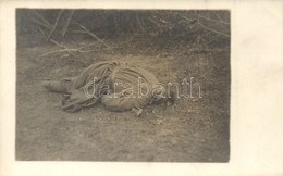 ** 2 Db Els? Világháborús Fotó: Halott Katonák A Lövészárokban / 2 WWI Military Photos With Dead Soldiers In The Trenche - Unclassified