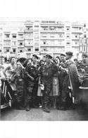 ALGER- LES PARAS SUR LE FORUM LE 13 MAI 1958 - Alger