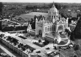 14-LISIEUX- LA BASILIQUE ET L'ESPLANADE , VUE AERIENNE GENERALE - Lisieux