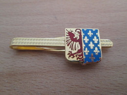 Etat Neuf : PINCE DE CRAVATE METAL JAUNE AVEC UN BLASON FLEUR DE LYS + AIGLE à Identifier - Cuff Links & Studs