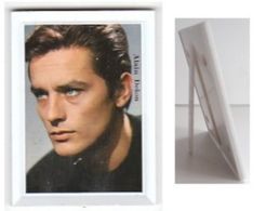 ALAIN DELON Petite Carte Format Environ 5 X 7 Cm Dans Cadre Plastique - Other Products