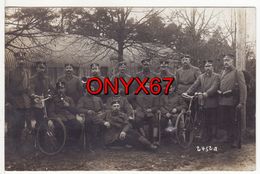 Carte Postale Photo Militaire Allemand LE CATEAU-CAMBRESIS (Nord) Groupe Soldats Avec Bicyclette-Vélo Décembre 1914 - Other & Unclassified