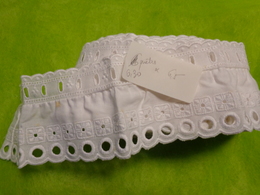 Dentelle Pour Fond De Robe Poupee Ou Autre 6.30 M X 6.5cm Broderie Anglaise - Laces & Cloth