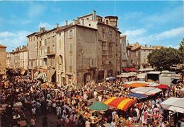 07-AUBENAS- JOUR DE MARCHE SUR LA PLACE DU CHATEAU - Aubenas