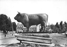 12-LAGUIOLE- STATUE DU TAUREAU PAR GUYOT - Laguiole