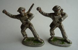 QUIRALU - 2 SOLDATS ANGLAIS GRENADE  (3) - ALUMINIUM - ANNEE 40/50 BE 56 Mm Peinture D'origine Frottée SOLDAT - Quiralu