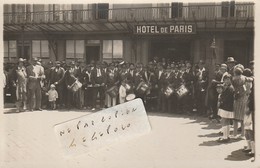 FONTENAY TRESIGNY - La Fanfare En Déplacement  Devant L' Hôtel De Paris ( Carte Photo ) - Fontenay Tresigny