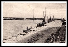 DD2850  DENMARK  SKOVSHOVED HAVN BOYS IN BOAT  POSTCARD - Danemark