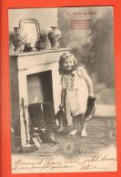 GBV-06  Noël De Bébé, Filette Avec Bottes Devant La Cheminée. Précurseur. Cachet 1903 - Autres & Non Classés