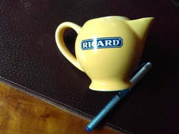 Vends Pichet à Eau En Grès JAUNE  RICARD COLLECTION  Tbe - Jugs