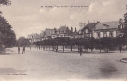 ROMILLY - Sur -  SEINE ,,,,,PLACE De La  GARE ,,,VOYAGE ,,,,BE ,,,,, - Romilly-sur-Seine