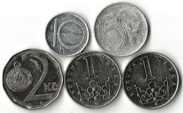 Lot De 5 Pièces De Monnaie   10 - 50 Halerus   1 Et 2  Korunas - Tsjechië