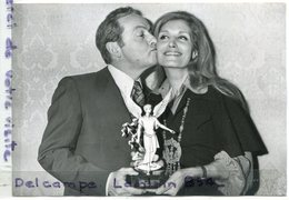 - Photo De Presse - Original - Guy LUX Et DALIDA, Prix De L'Archange De La Télévision, 12-02-1975, TBE, Scans. - Beroemde Personen