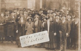 Un Groupe Qui Pose Devant La " CHARRON LIMITED " ( Carte-photo ) - Zu Identifizieren