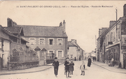 44. SAINT PHILBERT DE GRAND LIEU. CPA. ANIMATION PLACE DE L'EGLISE . ROUTE DE MACHECOUL. - Saint-Philbert-de-Grand-Lieu