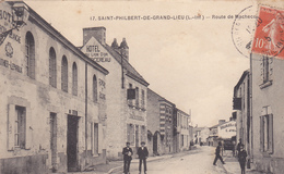 44. SAINT PHILBERT DE GRAND LIEU. CPA. ANIMATION ROUTE DE MACHECOUL DEVANT L'HOTEL DU LION D'OR. ANNEE 1915 . - Saint-Philbert-de-Grand-Lieu