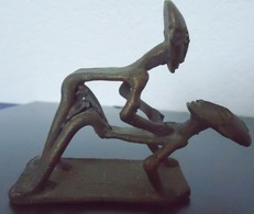 Bronze, Cire Perdue - Afrique De L'Ouest, Duo érotique, Oeuvre Unique - Poids Emballé 400 G. - 9 Cm X 7 Cm - Afrikaanse Kunst