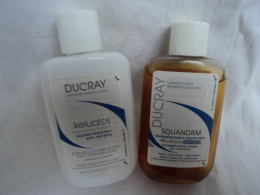 DUCRAY "  2 MINIS  PRODUITS ANTI PELLICULAIRES " LIRE ET VOIR §§ - Miniatures Femmes (sans Boite)