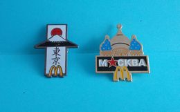 Lot De 2 Pin's Mc Donald Signés Arthus Bertrand : Moscou Et Tokyo - McDonald's