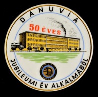 Danuvia Gyár 50 éves Jubileumi Hollóházi Porcelán Plakett, Jelzett, Matricás, Hibátlan, Eredeti Dobozában, D: 9 Cm - Autres & Non Classés