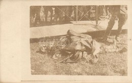 ** T2 Lel?tt Repül?gép Halott Pilótája / WWI Austro-Hungarian K.u.K. Soldiers By A Shot Military Aircraft's Wreckage And - Non Classificati