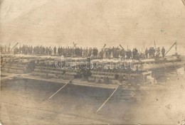 ** T3 K.u.K. Katonák Faszállító Uszályokon / WWI Austro-Hungarian Soldiers On Timber Transporting Barges, Photo (EB) - Non Classificati