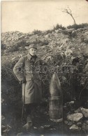 T2 Osztrák-magyar Katona Egy Olasz 30.5 Cm-es Fel Nem Robbant 'gránát' (löveg) Mellett / WWI Austro-Hungarian K.u.K. Sol - Non Classés