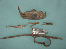 LOT DE PIECES DETACHEES POUR FUSILS DE CHASSE - Armas De Colección