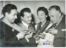 - Photo De Presse - Original, Luis MARIANO, André DASSARY, ARLETTI, Jean MARSAC, Salon , 21-11-1955, TBE, Scans. - Berühmtheiten