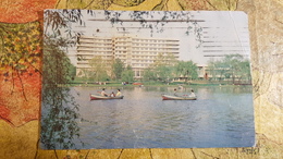 Delcampe - KOREA NORTH 1970s  Postcard - Pyongyang  - Pottonggang Hotel - Rowing - Korea (Nord)