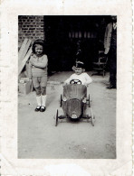 Photo De Voiture A Pédale Avec Enfants Imitant Des Militaires  100X75mm - Spielzeug & Spiele