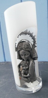 Statuette VIERGE MARIE Et JESUS En étain D'art, Ciselé Main, Dans Un Support Moitié Ouvert - Zinn
