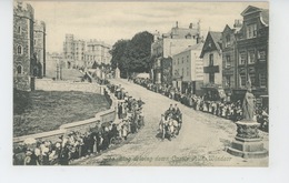 ROYAUME UNI - ENGLAND - BERKSHIRE - WINDSOR - The King Driving Down Castle Hill - Windsor
