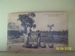 BENIN. HAUT-DAHOMEY. FEMMES TIRANT DE L'EAU. - Benín