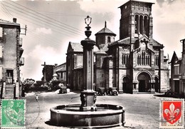 63-VOLVIC- LA FONTAINE ET L'EGLISE - Volvic