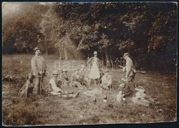 Cca 1910 Pihen? Vadásztársaság, Kartonra Ragasztott Fotó, Szélein Kopásnyomokkal, 11x16 Cm / Hunters, Vintage Photo - Altri & Non Classificati