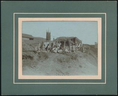 Cca 1910 Cigány Család Földbe Vájt Kunyhóban, Fotó Paszpartuban, 8×11 Cm - Altri & Non Classificati