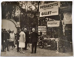 1927 Budapest, Látogatók Robert Sexé (1890-1986) Francia Motoros Világkörüli Utazó Kiállításán, A Petrákovits Testvérek, - Altri & Non Classificati