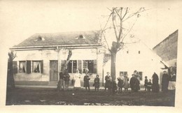 ** T1 Temesvár, Timisoara; Utcakép Lakóházzal, Városbeliek / Street View With Houses, Townspeople. J. Dreher Photo Kiniz - Unclassified